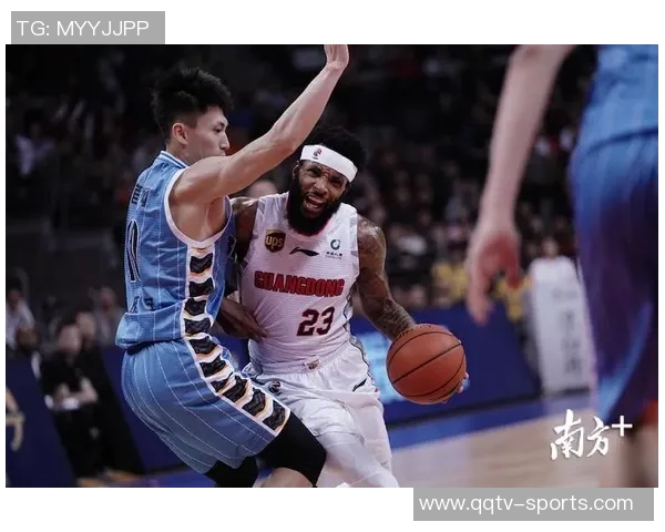 文班在队内训练中化身怪物持球一条龙突破抗飞防守完成双手暴扣